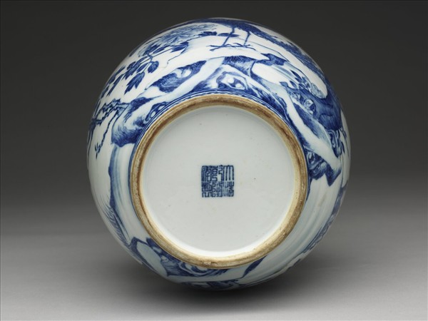 青花孔雀牡丹象耳瓶