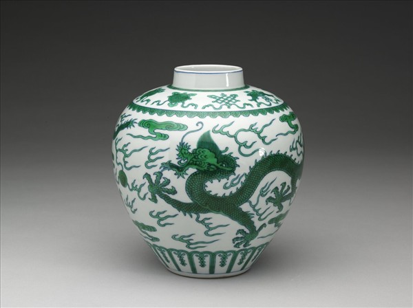 白瓷綠彩雲龍八寶紋罐