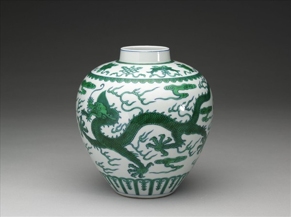 白瓷綠彩雲龍八寶紋罐