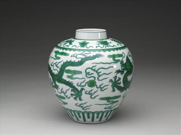 白瓷綠彩雲龍八寶紋罐