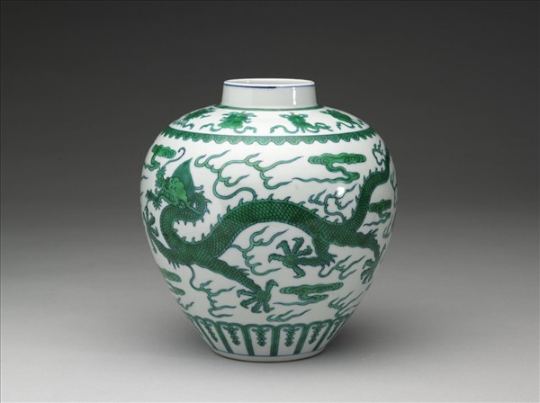 白瓷綠彩雲龍八寶紋罐