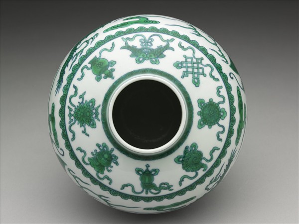 白瓷綠彩雲龍八寶紋罐