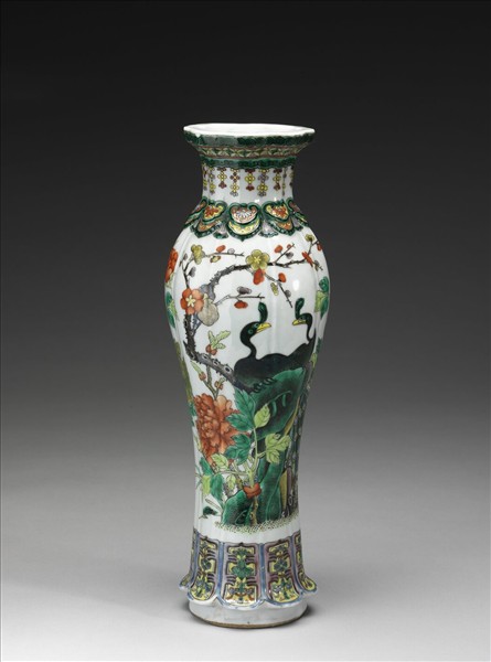 五彩孔雀牡丹花式瓶