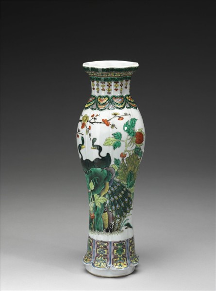 五彩孔雀牡丹花式瓶