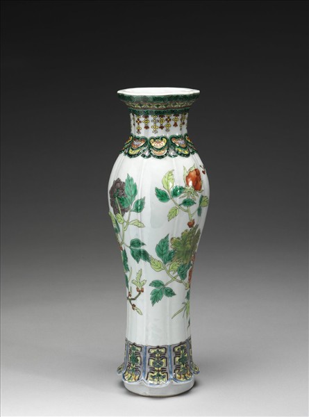 五彩孔雀牡丹花式瓶