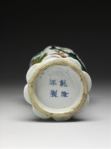 五彩孔雀牡丹花式瓶