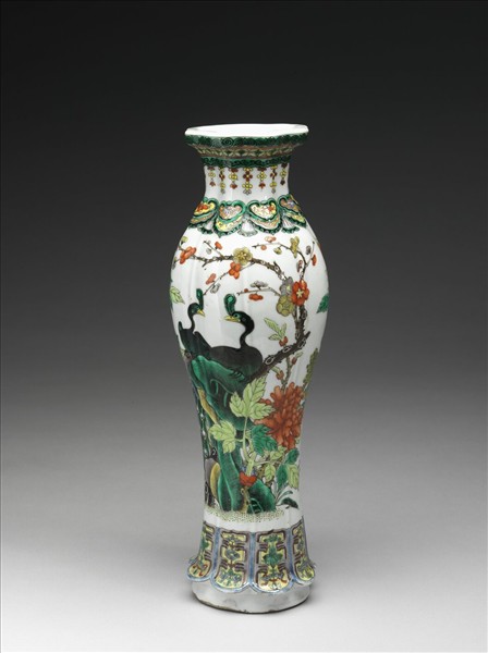 五彩孔雀牡丹花式瓶