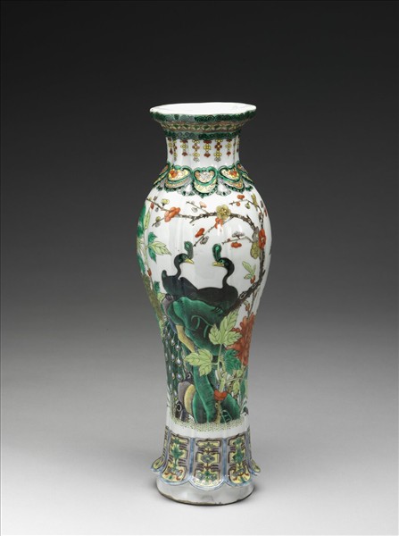 五彩孔雀牡丹花式瓶