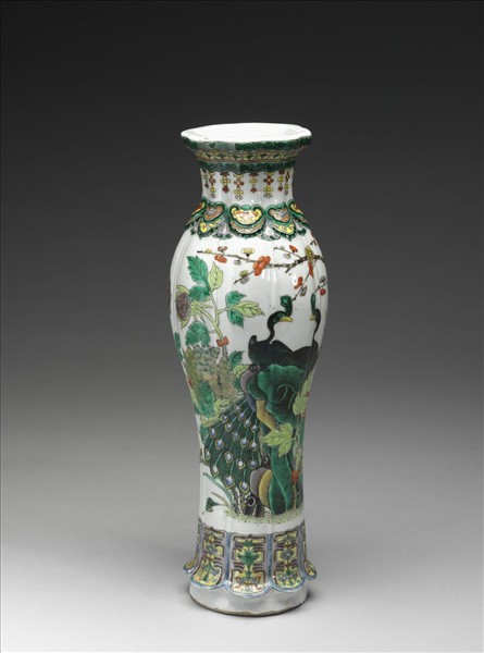 五彩孔雀牡丹花式瓶