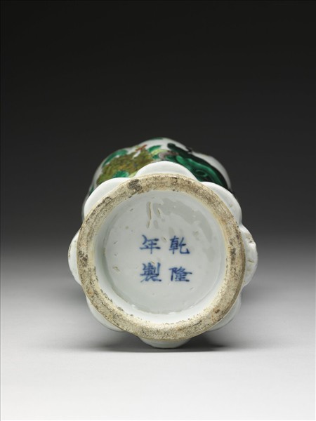 五彩孔雀牡丹花式瓶