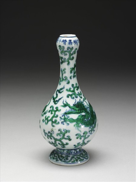 鬥彩雲龍蒜頭瓶