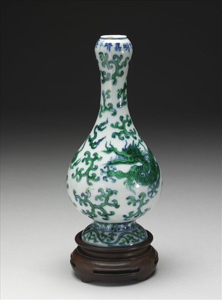 鬥彩雲龍蒜頭瓶