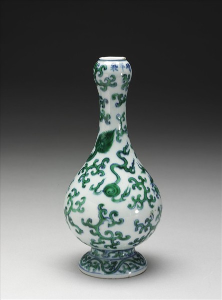 鬥彩雲龍蒜頭瓶