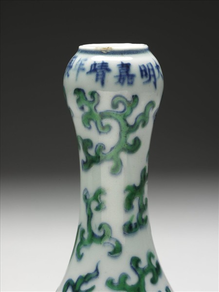 鬥彩雲龍蒜頭瓶