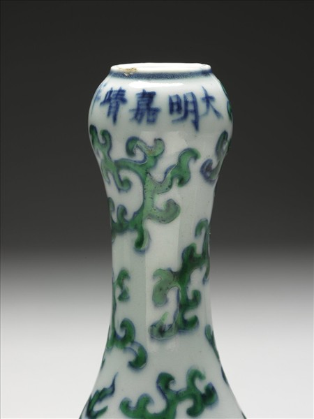 鬥彩雲龍蒜頭瓶