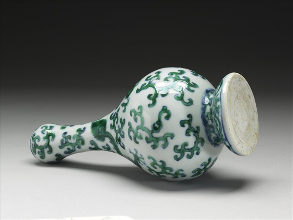 鬥彩雲龍蒜頭瓶