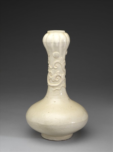 白釉蟠龍蒜頭瓶
