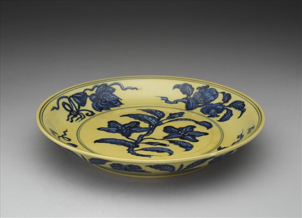黃地青花花果紋盤