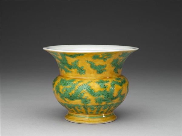 黃地綠彩雙龍戲珠紋渣斗