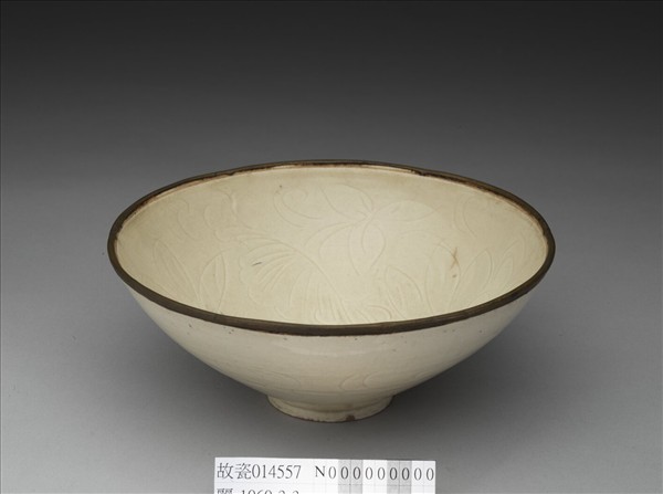 定窯 白瓷劃花蓮花紋葵瓣口碗
