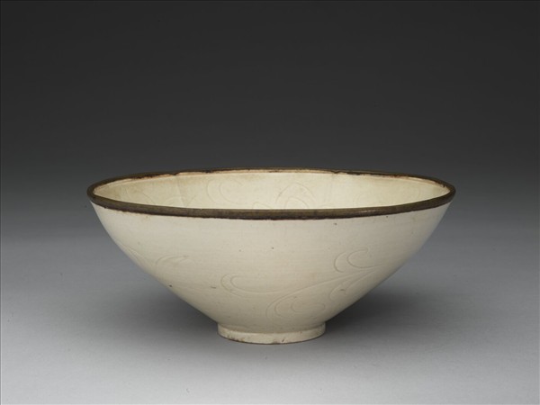 定窯 白瓷劃花蓮花紋葵瓣口碗