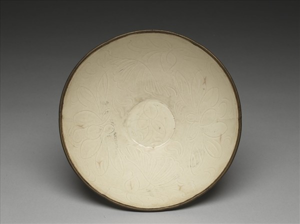 定窯 白瓷劃花蓮花紋葵瓣口碗