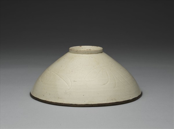 定窯 白瓷劃花蓮花紋葵瓣口碗