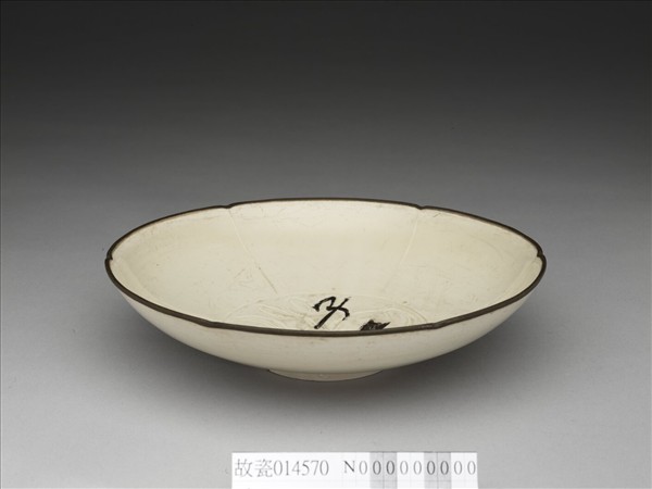 定窯 白瓷劃花蓮花紋葵花式盤