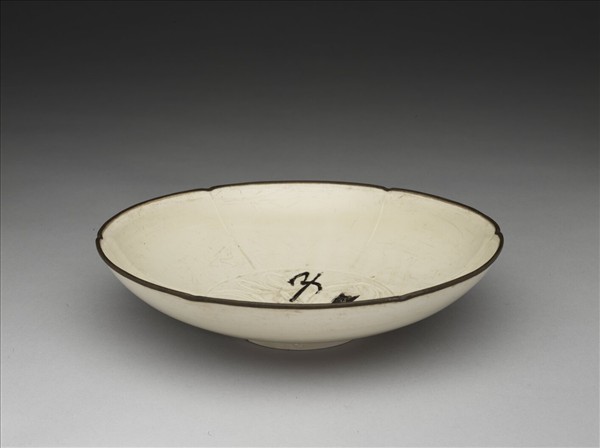 定窯 白瓷劃花蓮花紋葵花式盤