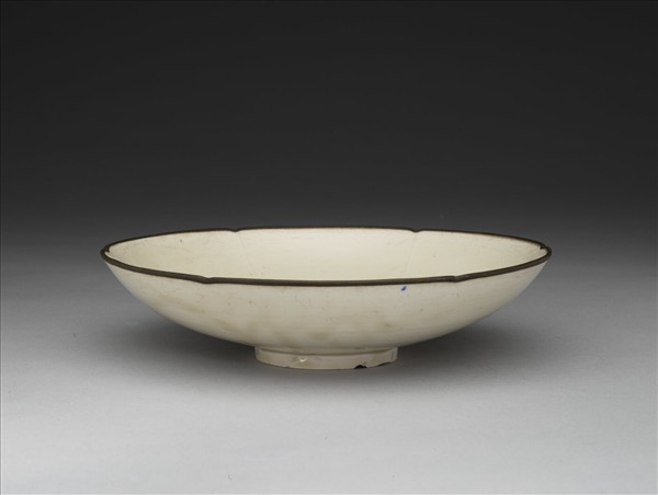 定窯 白瓷劃花蓮花紋葵花式盤