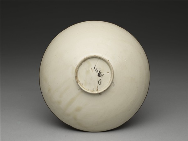 定窯 白瓷劃花蓮花紋葵花式盤