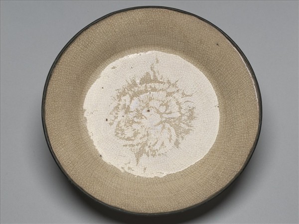 米黃釉折腰式盤