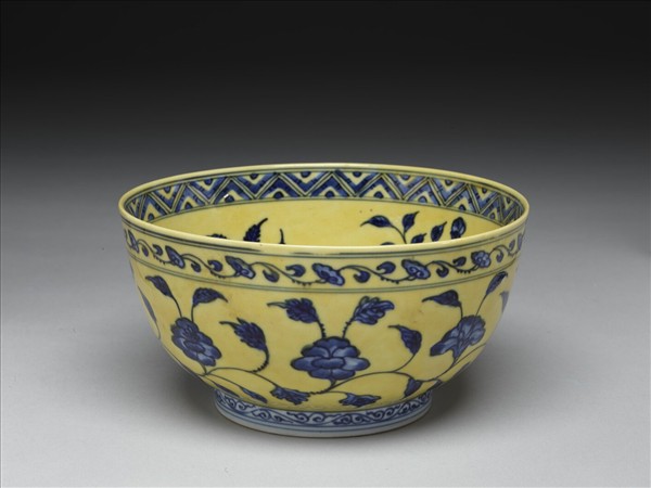 黃地青花花果紋碗