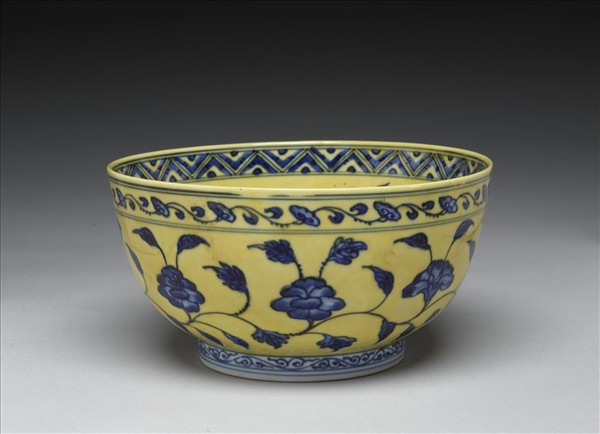 黃地青花花果紋碗