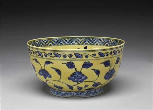 黃地青花花果紋碗