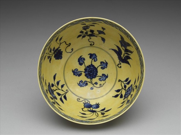 黃地青花花果紋碗