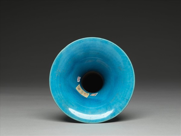 孔雀綠釉靈芝紋觚