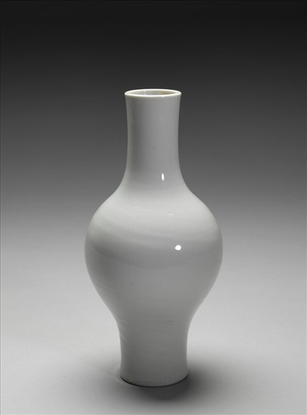 甜白劃花花卉紋橄欖瓶