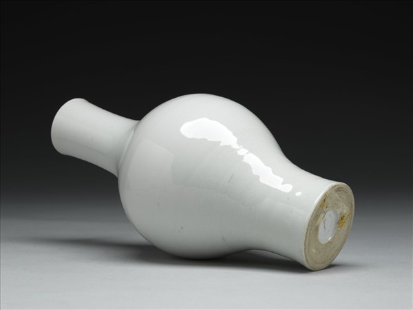 甜白劃花花卉紋橄欖瓶