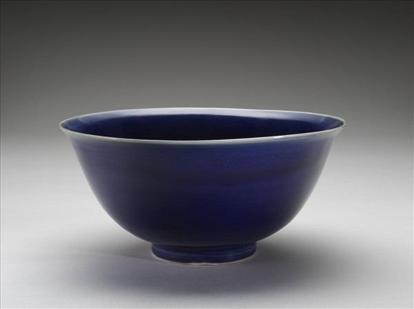 霽青釉劃花雲龍紋碗