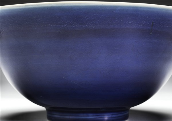 霽青釉劃花雲龍紋碗