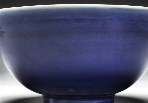 霽青釉劃花雲龍紋碗