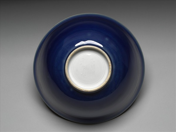 霽青釉劃花雲龍紋碗