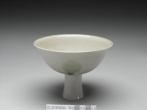 釉裡紅三果暗龍紋高足碗