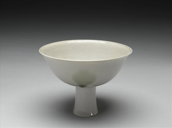 釉裡紅三果暗龍紋高足碗