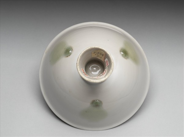 釉裡紅三果暗龍紋高足碗