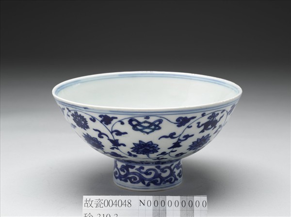 青花番蓮八寶紋高足碗