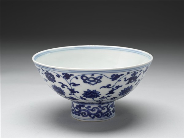 青花番蓮八寶紋高足碗