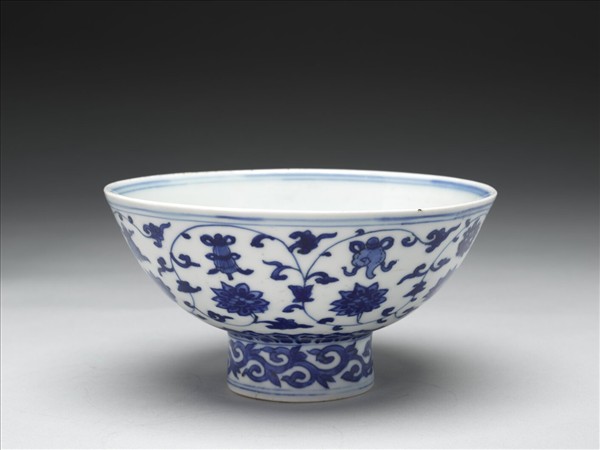 青花番蓮八寶紋高足碗