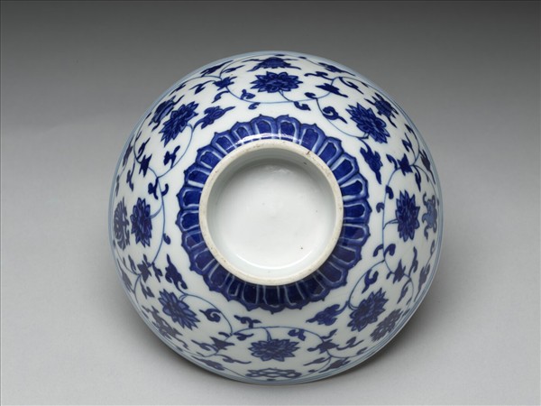 青花番蓮八寶紋高足碗